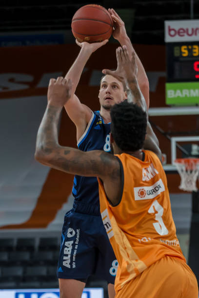 励着许多面 励着许多面